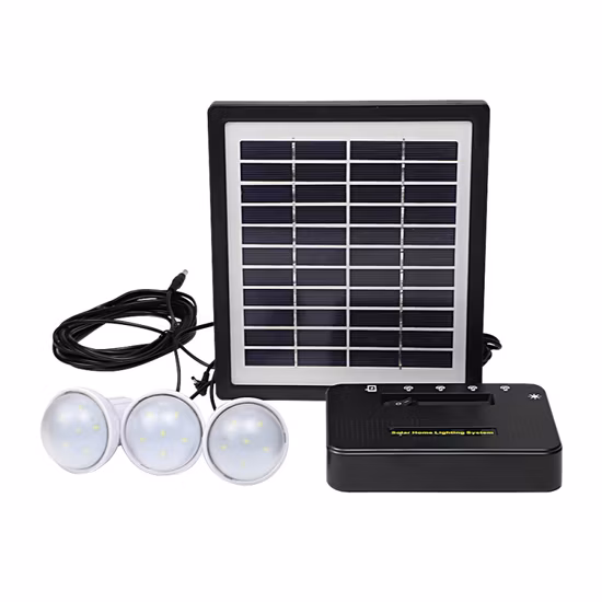 Kit doméstico solar portátil com três lâmpadas e uma bateria substituível, conveniência para iluminação doméstica.